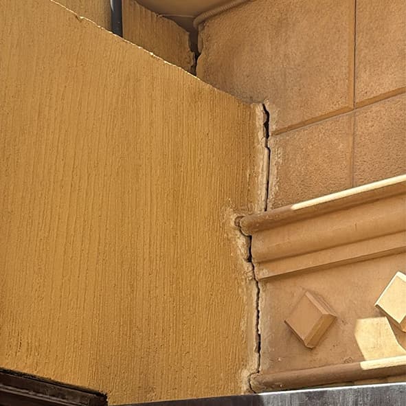 فصل بين السور والمبنى نتيجة هبوط