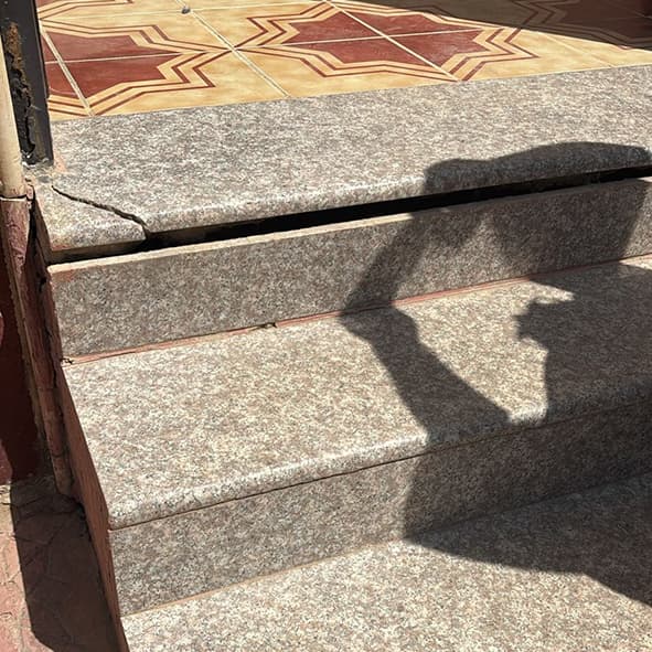 فصل في رخام الدرج نتيجة هبوط