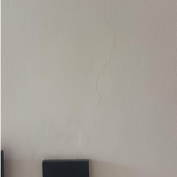 وجود تشققات متفرقة