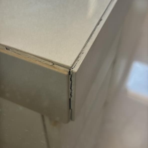 يوجد فصل بين اعمال رخام المغاسل