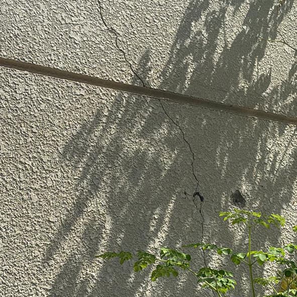 تشققات عامودية في جدران الاسوار