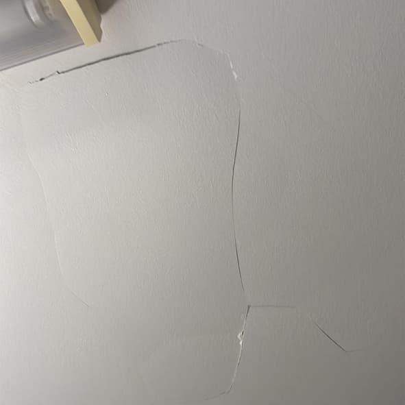 تشققات في الاسقف المستعارة