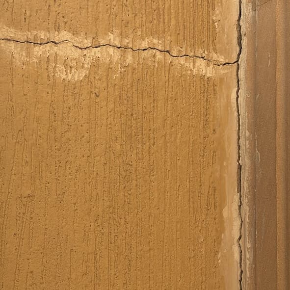 تشققات قطرية في جدران السور