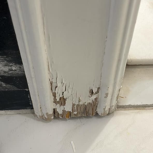 تضرر وانتفاخ في قشرة الباب الخشبي