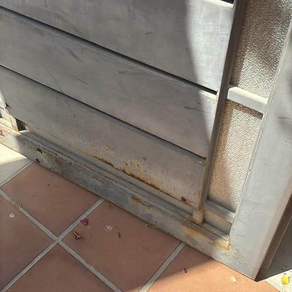 صدأ في الباب المعدني