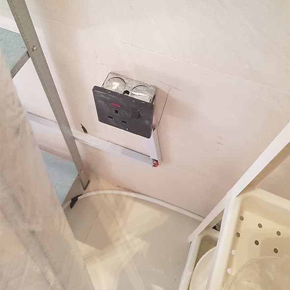 صندوق الفيش خارج الجدار مخالف للمواصفات الفنية