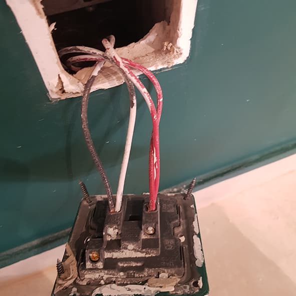 لم يتم سحب اسلاك التأريض للفيش