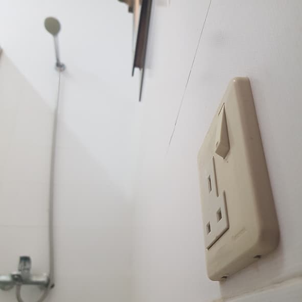 وجود الأفياش في مناطق الاستحمام يشكل خطر على السلامة