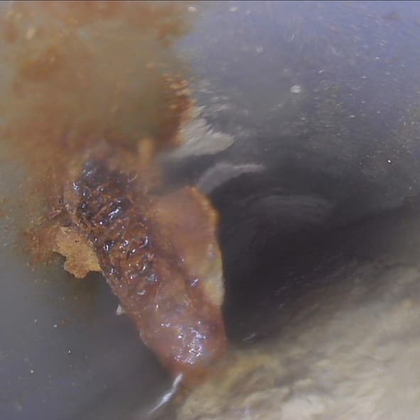 ثقب في انابيب الصرف