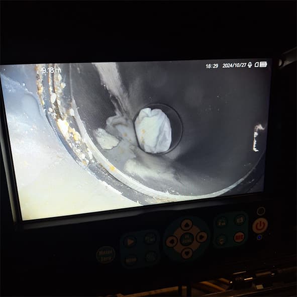 ركود مخلفات صلبة في انابيب الصرف وعدم تركيب صحيح للوصلات