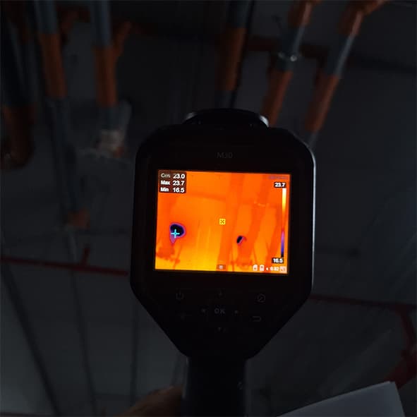 صورة حراراية تبين وجود تجمع لرطوبة وتسريب من السقف الخرساني