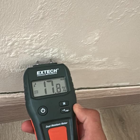 مستوى الرطبوة في الجدران - متوسط - تحتوي على محتوى مائي